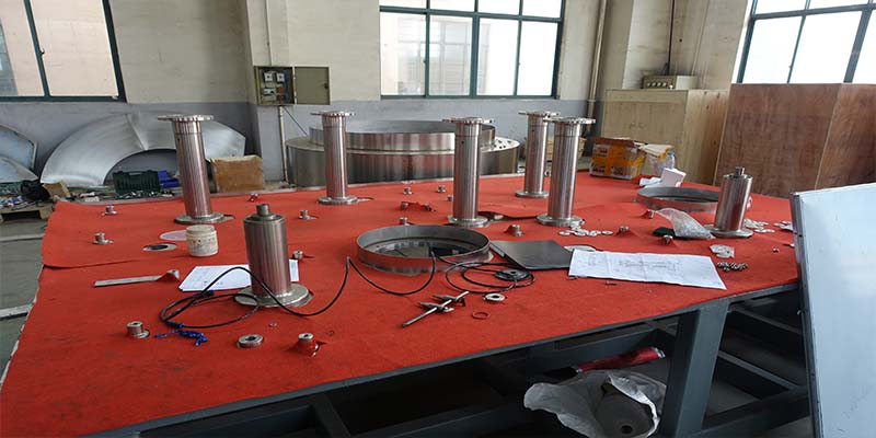 The steel plate of 3 in 1 ringing,filling and capping machine